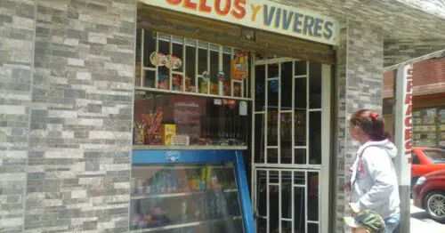 POLLOS Y VIVERES POLLOS Y VIVERES